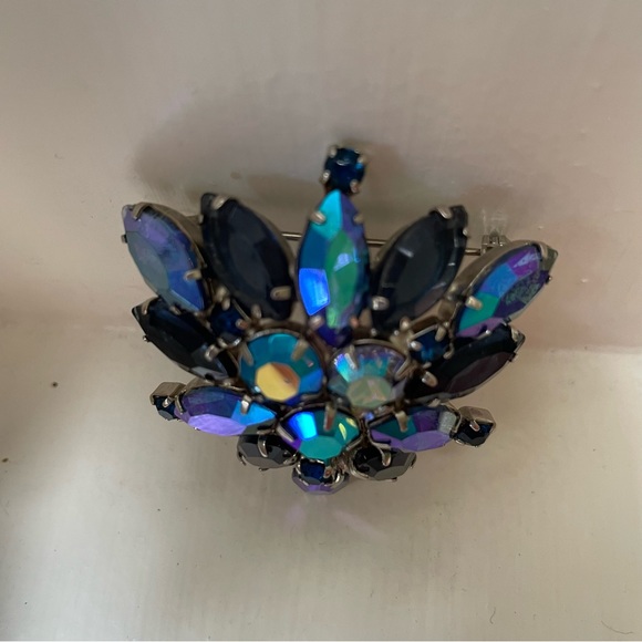 Vintage Blue and Amethyst Rhinestone 1950s Brooch - Picture 9 of 9